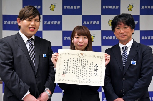 右から情報福祉マネジメント学科・大内誠学科長、中野渡さん、蘇武さん