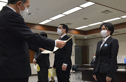 凛とした表情で大学への感謝状を授かる佐々木さん（右）