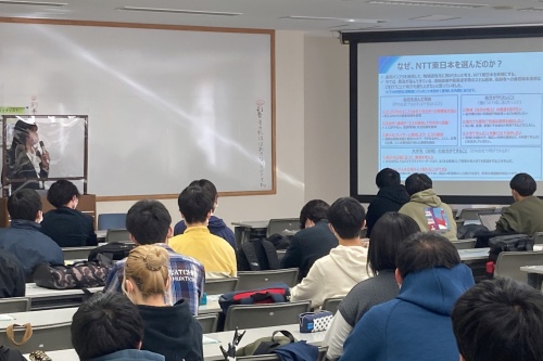 就活における企業選択について話をする鈴木先輩