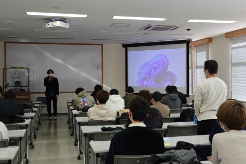 在学生からの質問に答える様子