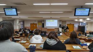 学生によるゼミ紹介の様子3