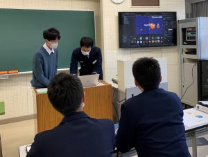作成中のゲームを仙台市消防局の方に操作していただいている様子