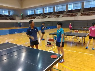 ジェスチャーを交えて交流する様子