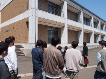教員による施設紹介の様子