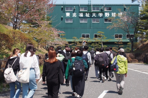 大学施設を散策する様子１