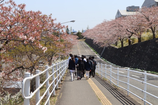 大学施設を散策する様子２