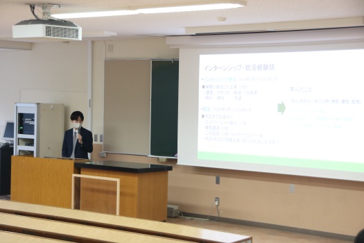 学生時代の就活などについて話をする佐藤さん