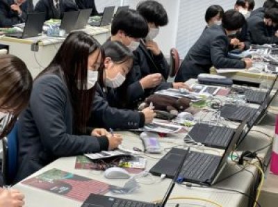 授業ノートを作成している様子