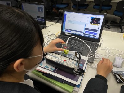 micro:bitにて動作を確認する様子