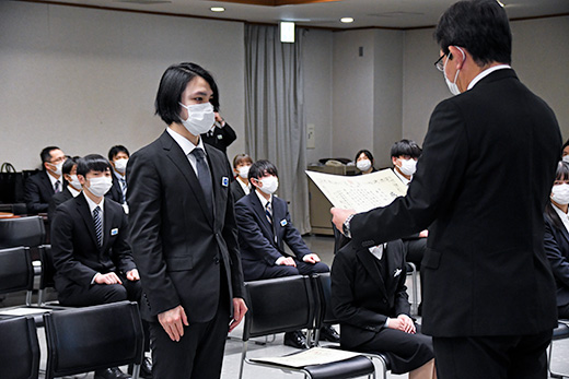 岡島統括官から感謝状を授かる橋本さん（左）