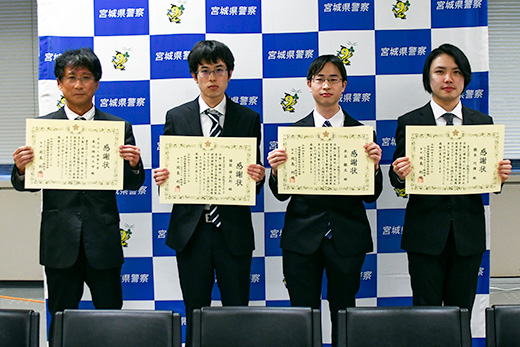 左から情報福祉マネジメント学科・大内誠学科長、猪股さん、水谷さん、橋本さん