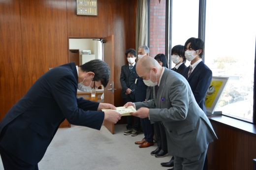 本学への感謝状を受け取る千葉学長