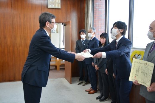 岡島統括官から感謝状を受け取る半澤さん