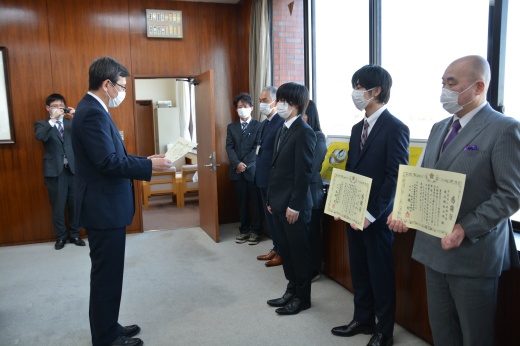 岡島統括官からの言葉を聞く佐藤さん
