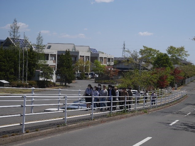 教員の声：新入生仲良く散策