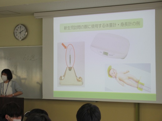 保健師による新生児訪問の説明