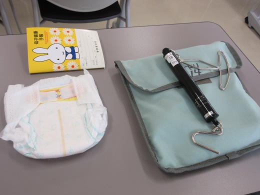 母子手帳やばねはかり式の体重計