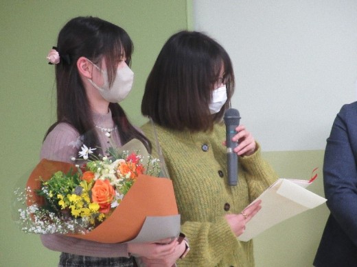講演後、在学生より花束と寄せ書きの贈呈