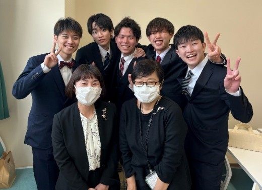 ゼミ担当教員と記念撮影
