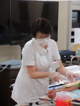 事前学習し、教員の手技も学んで演習します
