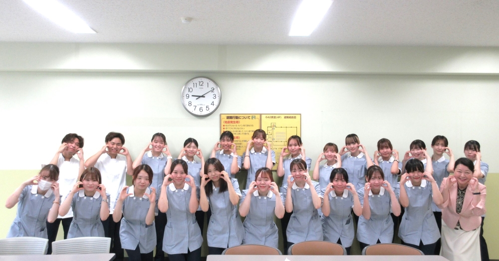 あくまでもサイズ確認のための着用なので、写真の髪型はふだん通りなのはご容赦ください。演習や実習ではバッチリしていきます。