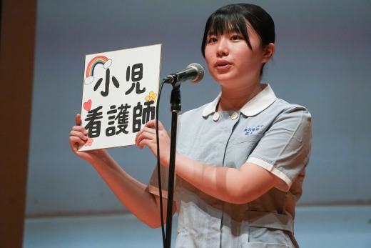 ひとりひとり壇上で宣誓をする
