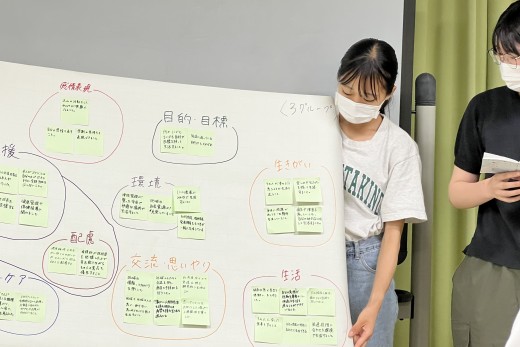 実習で学んだことを、グループに分かれて話し合いをしました。
