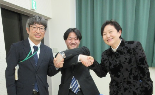 先生方と固い握手をして、再会を約束します。
