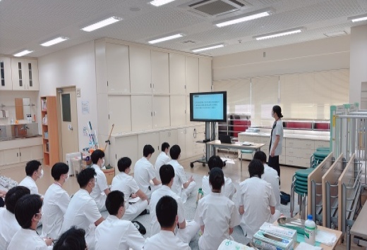まずは講義で分娩介助のポイントを確認します