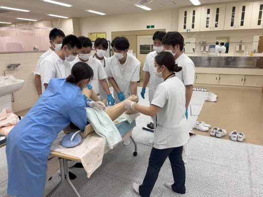 いよいよ、救急救命士課程の学生が実際に分娩介助に挑戦です