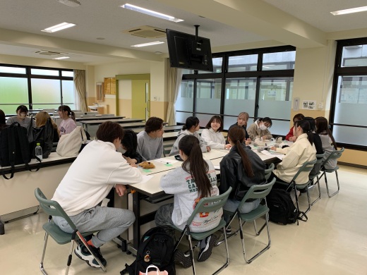 真剣に先輩のお話を聞いていました