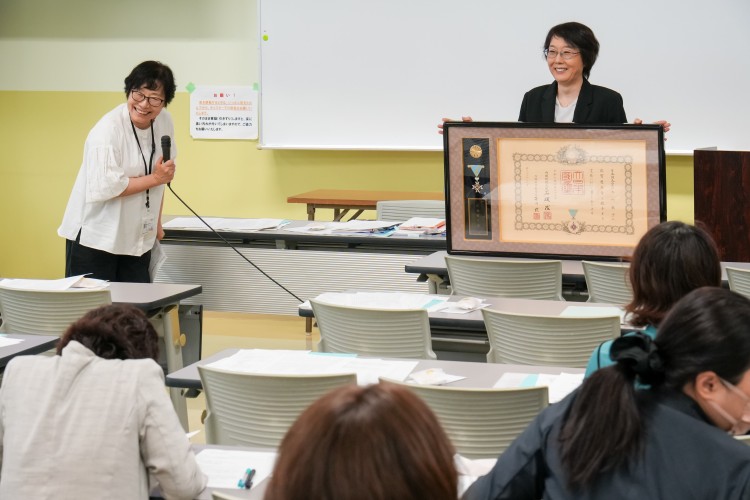 学科会議で杉山学部長（写真左）から紹介される大川教授