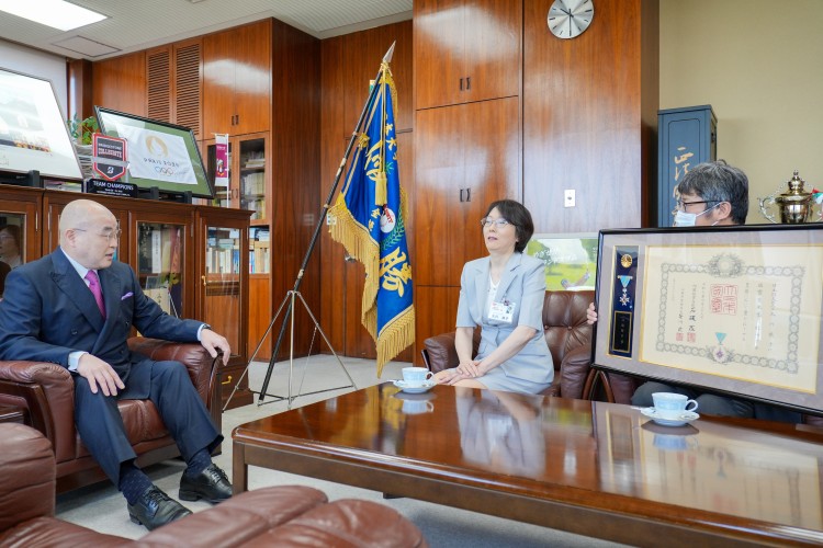報告に同行した小野木副学科長（写真右）
