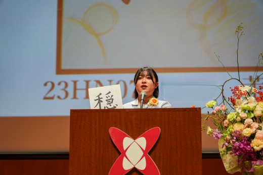 　　ひとりひとり壇上で宣誓をする