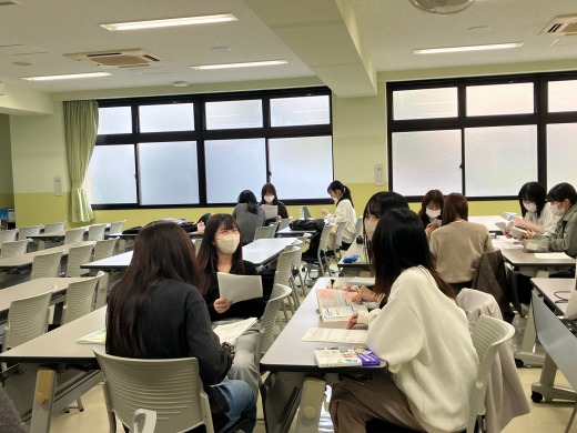 各自で問題を解いた後に学生同士で問題の答え合わせを行いました