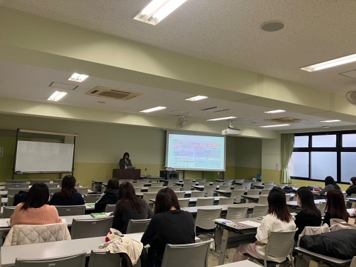 学生同士で答え合わせをした後、教員の解説を聞きました