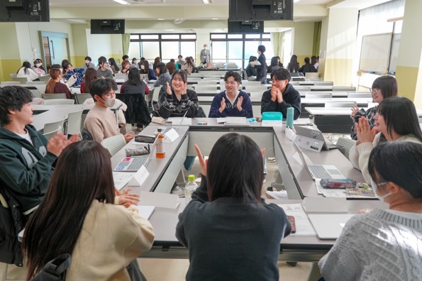 グループワークの前に、アイスブレイクを行う学生