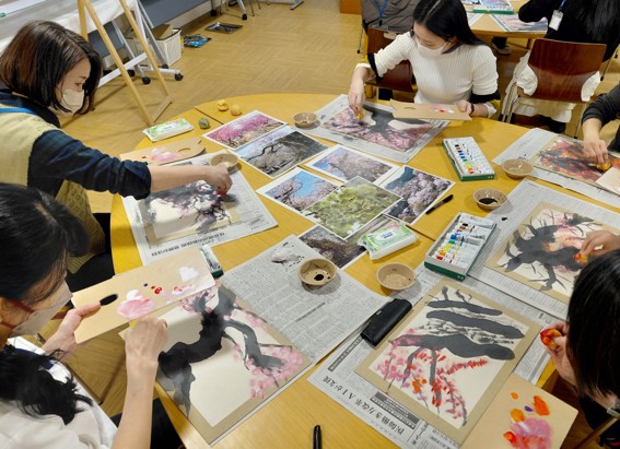 地域の方々とともに、≪満開の桜の大木≫を感じたままに表現する