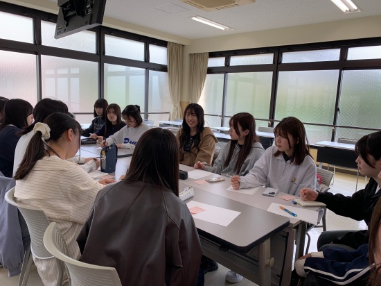【保健看護学科1年生】　　　　　　リエゾンゼミⅠ　4年生との交流会