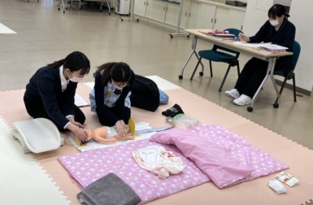新生児の身体計測や全身状態の観察などを行いました