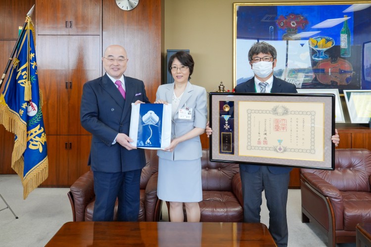 学長より芹沢銈介美術工芸館の記念品が授与される