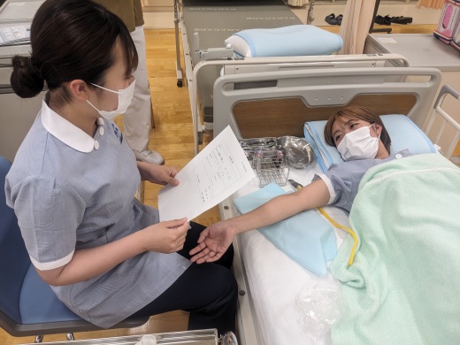 採血について説明している様子