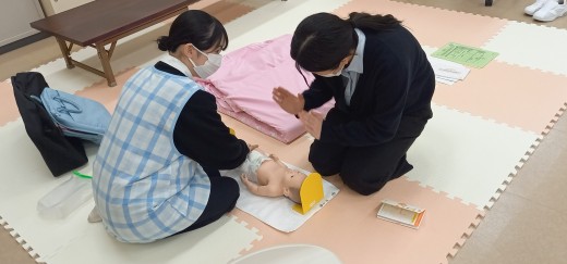 新生児の身体計測や全身状態の観察などを行いました