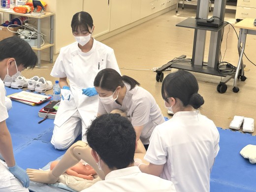 グループに分かれて実際に分娩介助に挑戦です