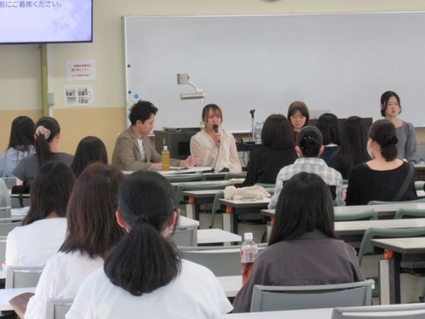 在学生によるキャンパスライフ紹介の様子