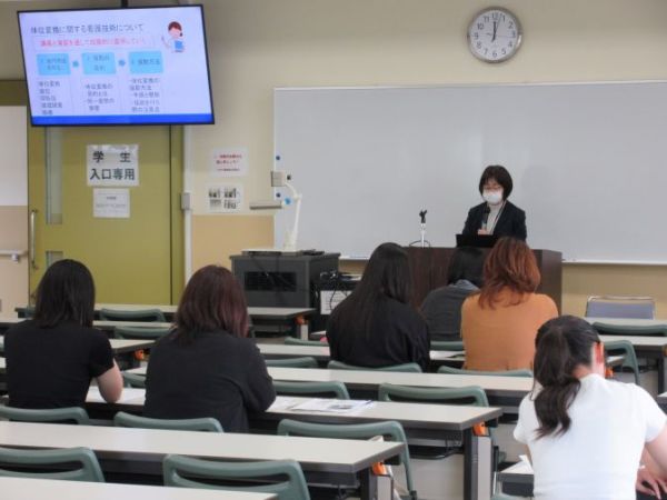 模擬講義（寝返りや起き上がりを助ける看護技術）の様子