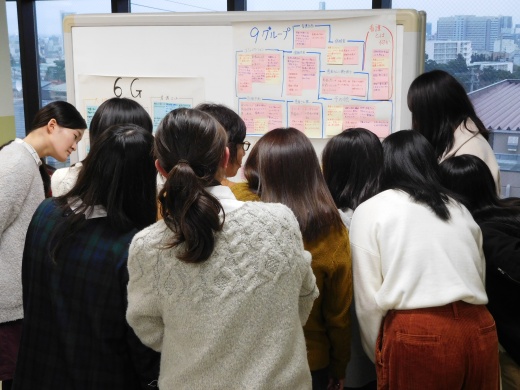 教員を囲んで学びを共有