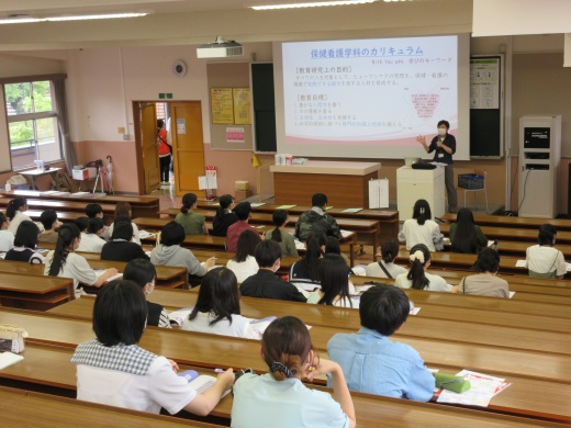 メモを取りながら聴講する高校生