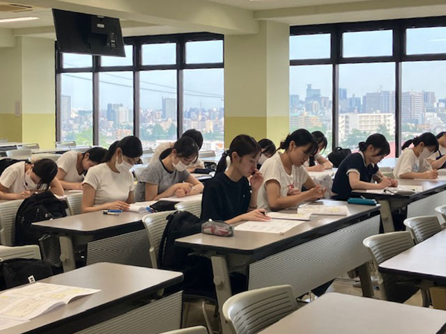 真剣にメモを取る3年生の様子