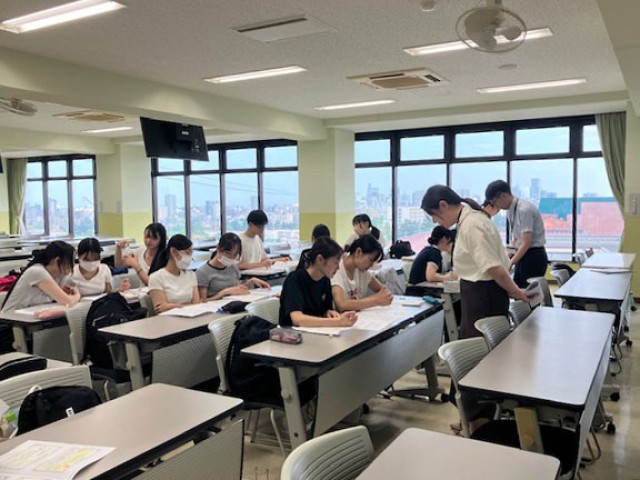 「この科目はこんな場面で使うよね！」と意見を出し合う学生たち